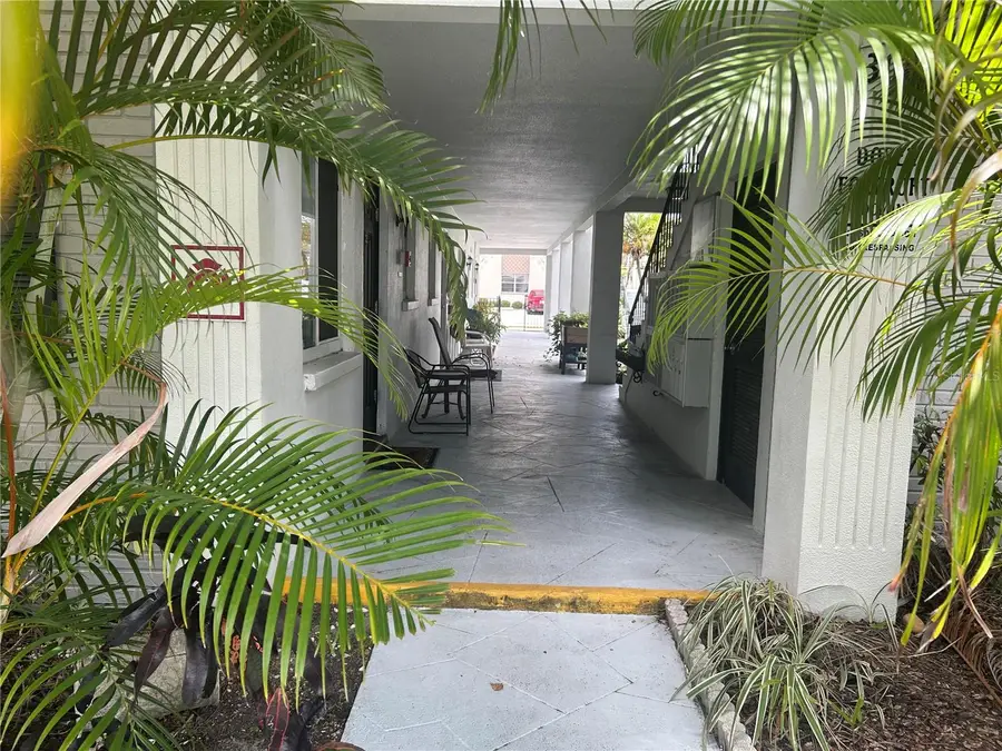 300 35th Avenue N #F8, Saint Petersburg, FL 33704 - #2