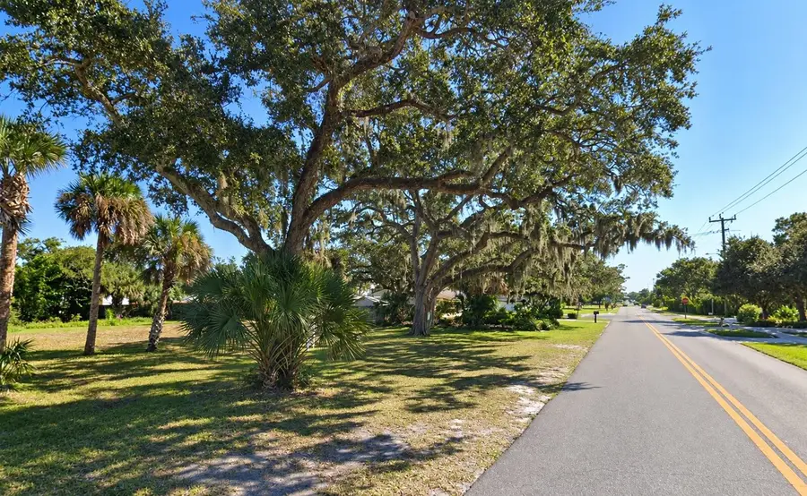 437 S Peninsula Ave, New Smyrna Beach, FL 32169 - #2