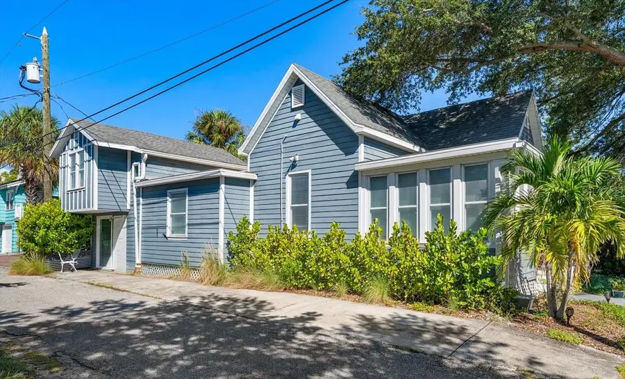 940 Locust Street Ne, Saint Petersburg, FL 33701 - #2