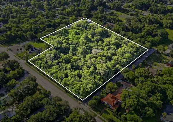 E New York Avenue, DELAND, FL 32724