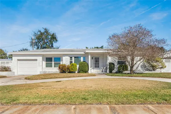 5599 49th Avenue N, KENNETH CITY, FL 33709