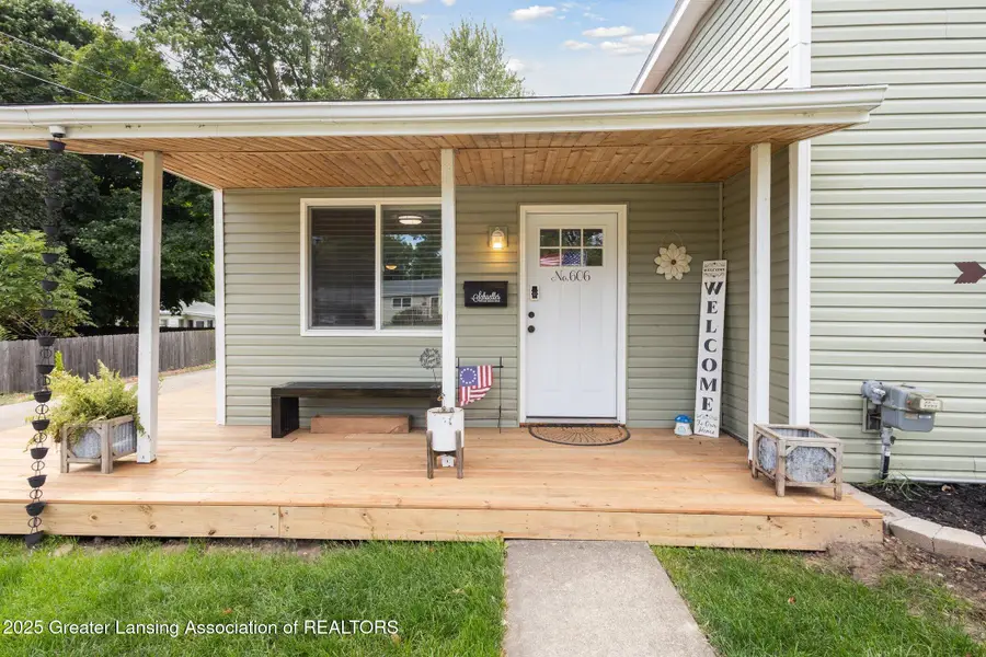 606 E Railroad Street, Saint Johns, MI 48879 - #2