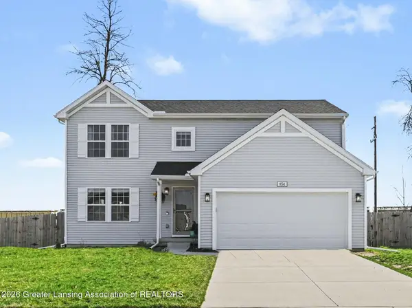 854 Saint Johns Chase, Grand Ledge, MI 48837