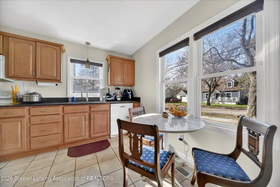 630 E Greenlawn Avenue, Lansing, MI 48910 - #3