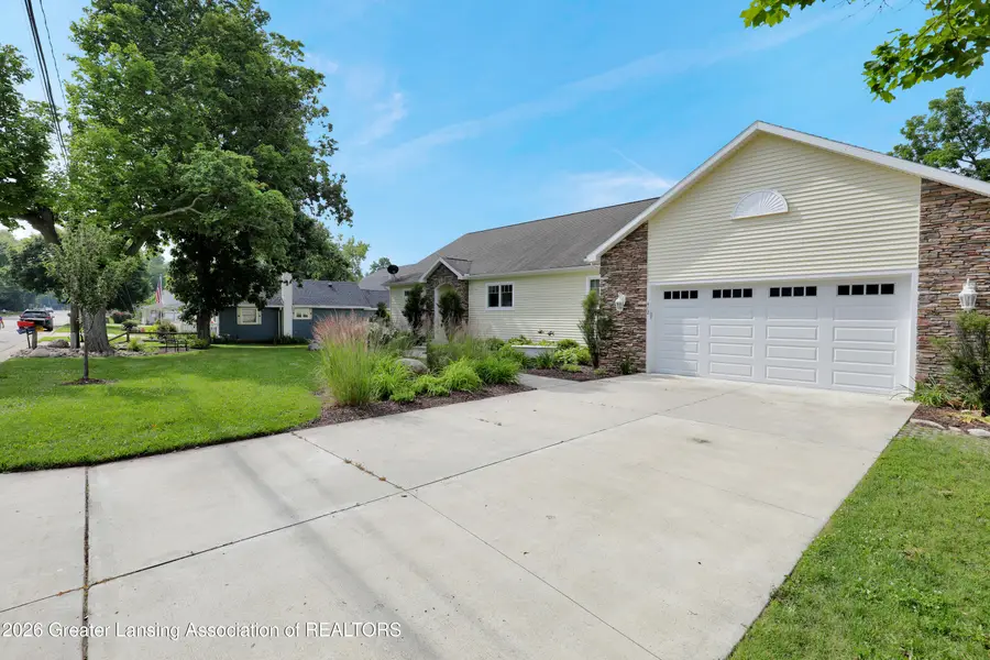 412 E Washington Street, Dimondale, MI 48821 - #3