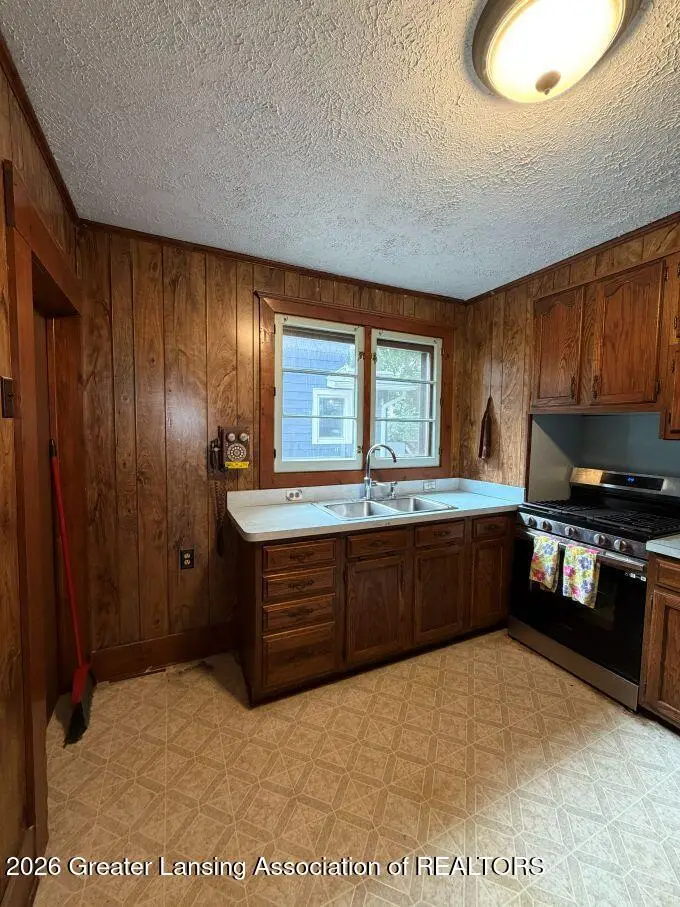 208 Smith Avenue, Lansing, MI 48910 - #2