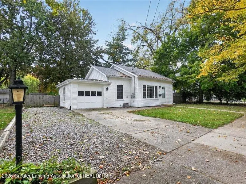 402 E Buchanan Street, Saint Johns, MI 48879 - #2