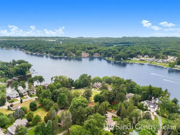 18635 N Fruitport Road, Spring Lake, MI 49456