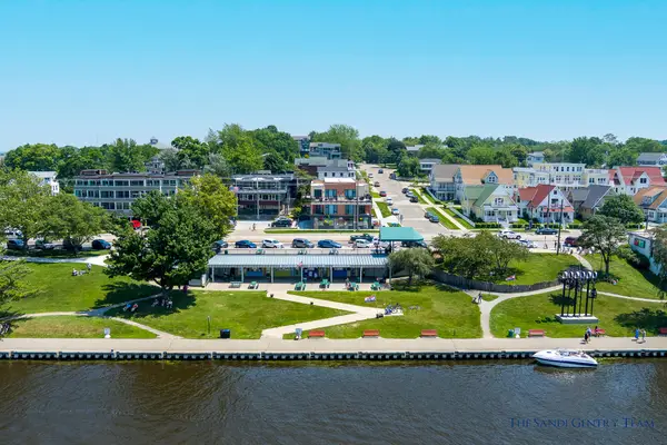 218 S Harbor Drive #202, Grand Haven, MI 49417