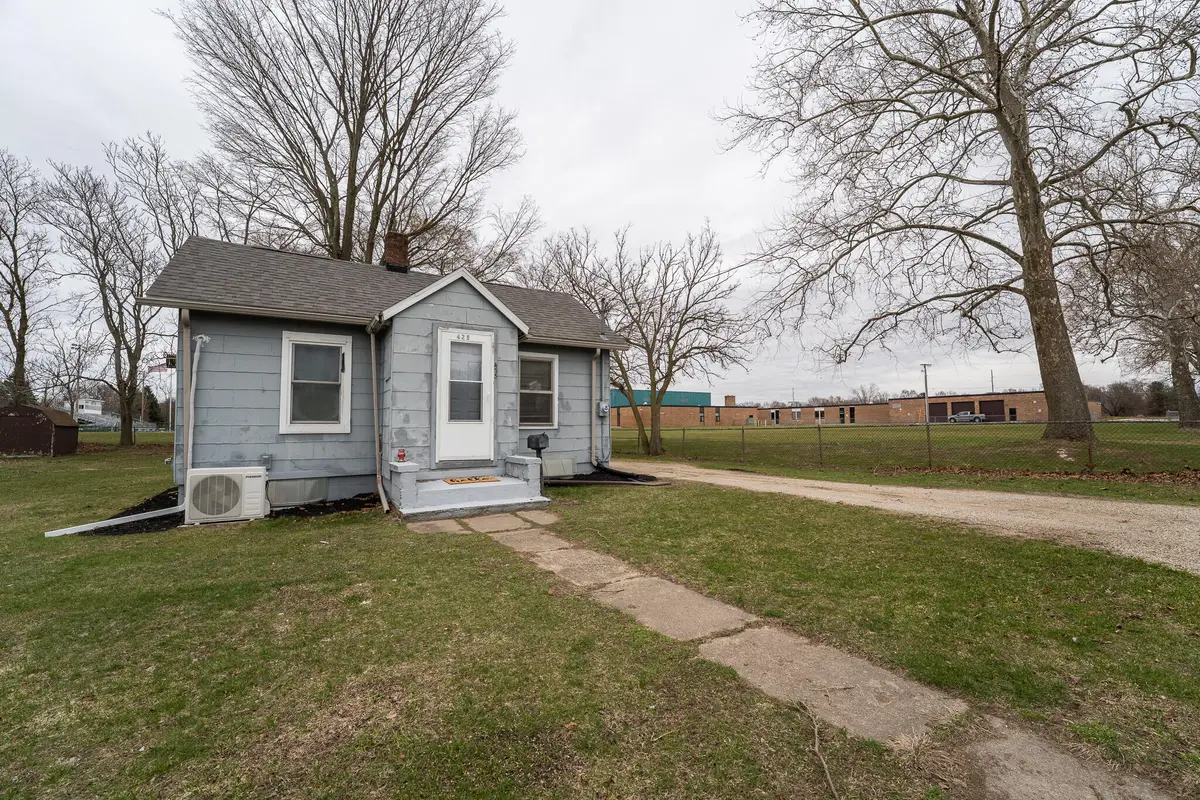 425 N Center Street, Hartford, MI 49057 - Image #1