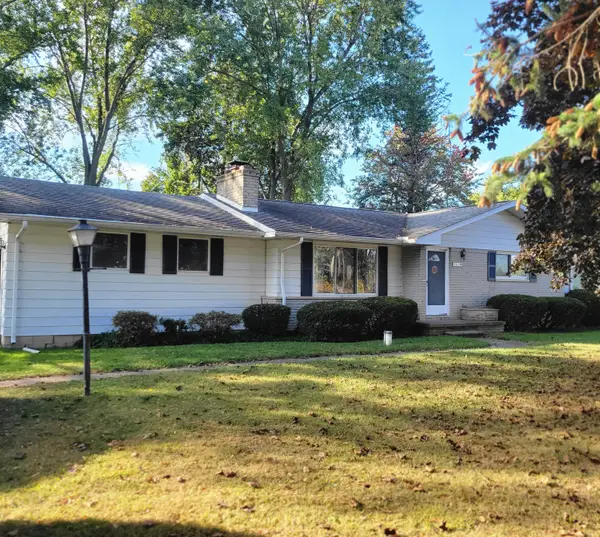 2479 N Long Lake Road, Fenton, MI 48430