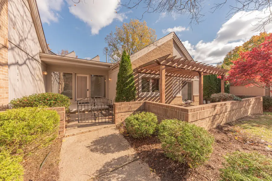 2225 Chaucer Court, Ann Arbor, MI 48103 - Image #2