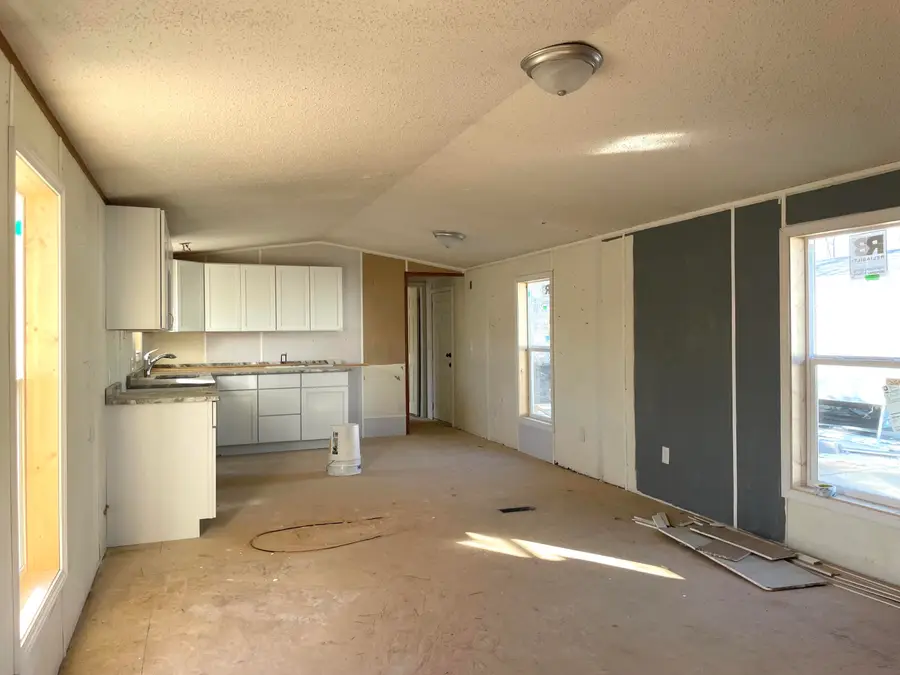 3900 W Jefferson Avenue, Trenton, MI 48183 - Image #3