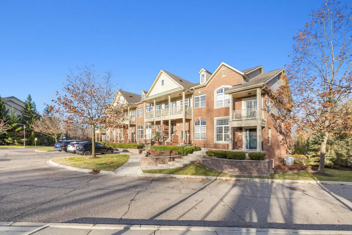 166 Clubhouse Circle, Walled Lake, MI 48390 - Image #1