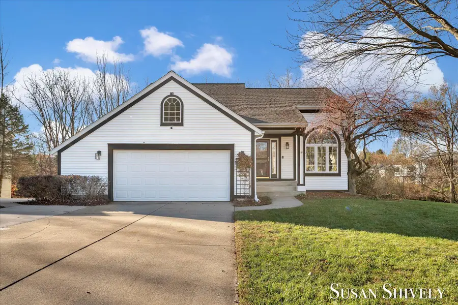 6903 Lake Bluff Drive Ne, Comstock Park, MI 49321 - Image #2