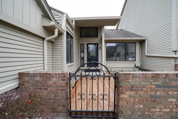 7233 Creeks Bend Drive, West Bloomfield, MI 48322