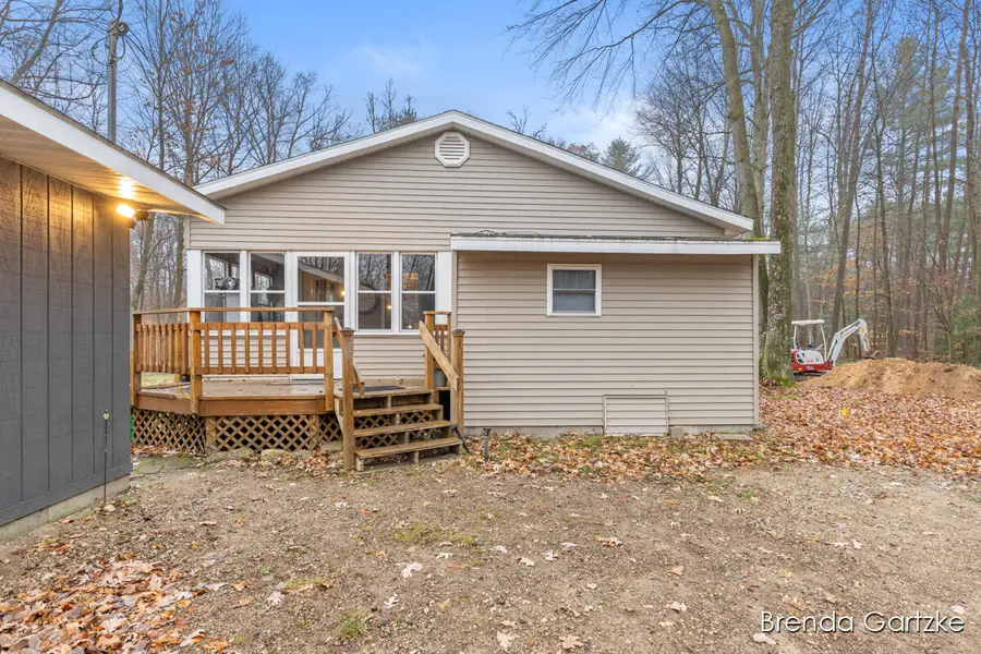 9807 N Maple Hill Road, Howard City, MI 49329 - Image #2