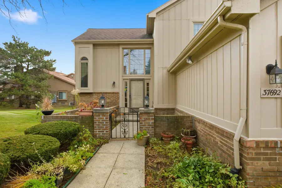37692 N Laurel Park Drive, Livonia, MI 48152 - Image #2