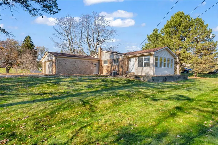 384 Bellamine Drive, Rochester Hills, MI 48309 - Image #2