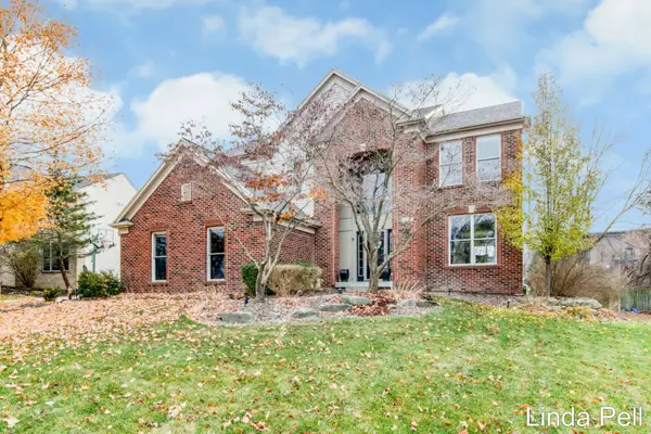 33 Fox Point Court Ne, Ada, MI 49301