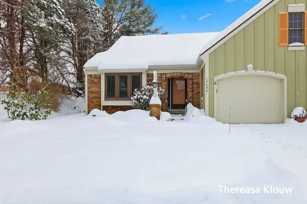 17496 Meadow Wood Road, Spring Lake, MI 49456