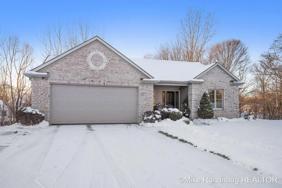 5261 Applewood Drive Sw, Grandville, MI 49418 - Image #3