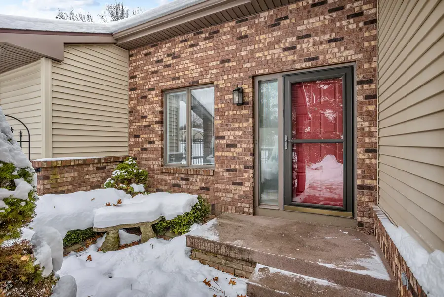 2815 S Wooddale Drive, Jackson, MI 49203 - Image #2