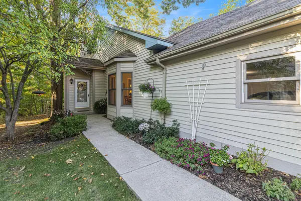 2031 N Cross Creek Drive Se, Grand Rapids, MI 49508