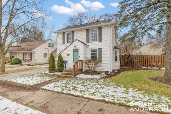 66 S Fremont Street Ne, Rockford, MI 49341