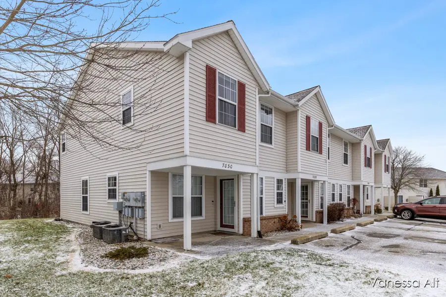 7030 Cannon Place Lane Ne #27, Rockford, MI 49341 - Image #2
