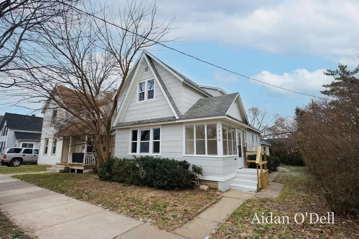 1228 Quarry Avenue Nw, Grand Rapids, MI 49504 - Image #1