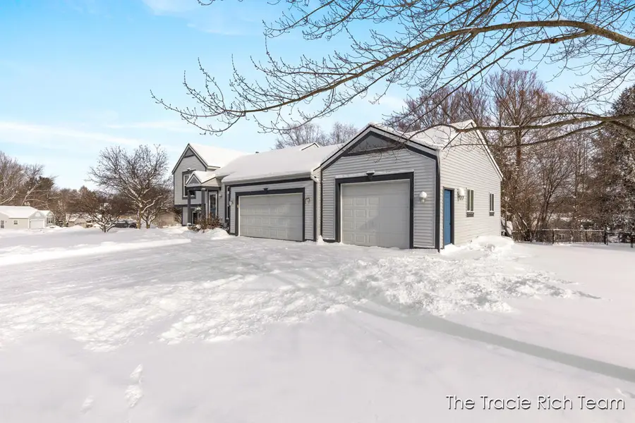 831 Scott Woods Drive Ne, Comstock Park, MI 49321 - #2