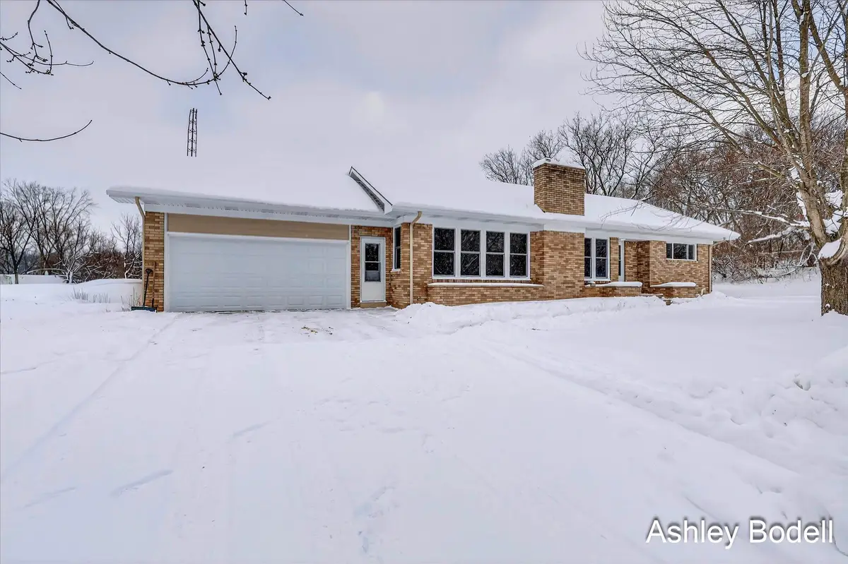237 7 Mile Road Nw, Comstock Park, MI 49321 - Image #1