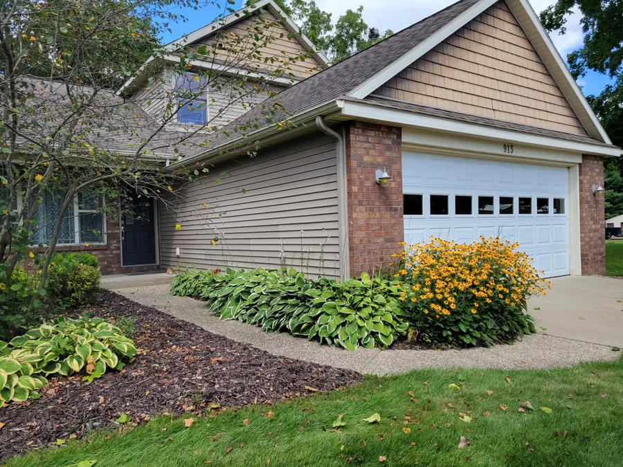 913 Clark Street Se, Lowell, MI 49331 - #2