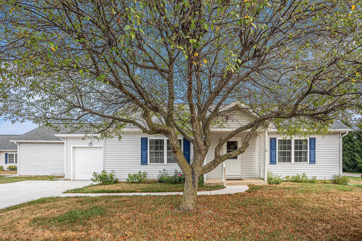 1000 W Villas Drive, Vicksburg, MI 49097 - #1