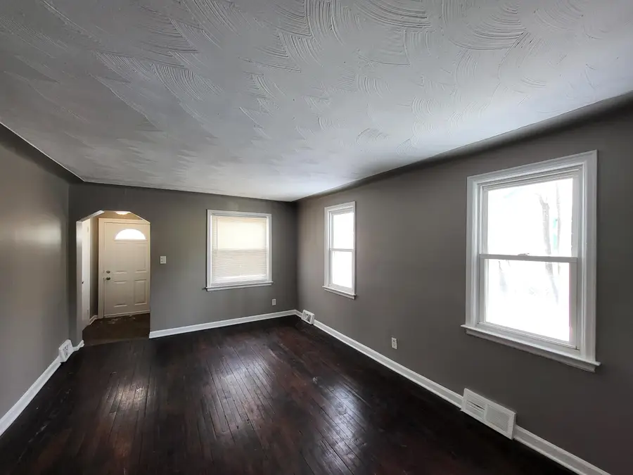 420 E Meyers Avenue, Hazel Park, MI 48030 - #3