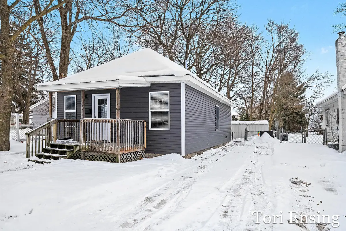 305 W Congress Street, Greenville, MI 48838 - #1