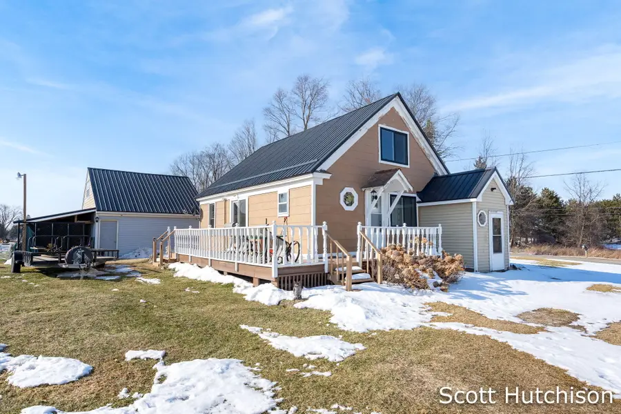 1300 E Coral Road, Edmore, MI 48829 - #2