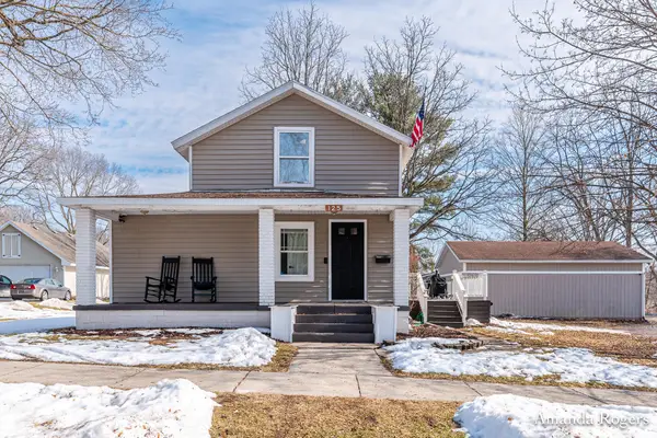 125 S Grove Street Se, Lowell, MI 49331