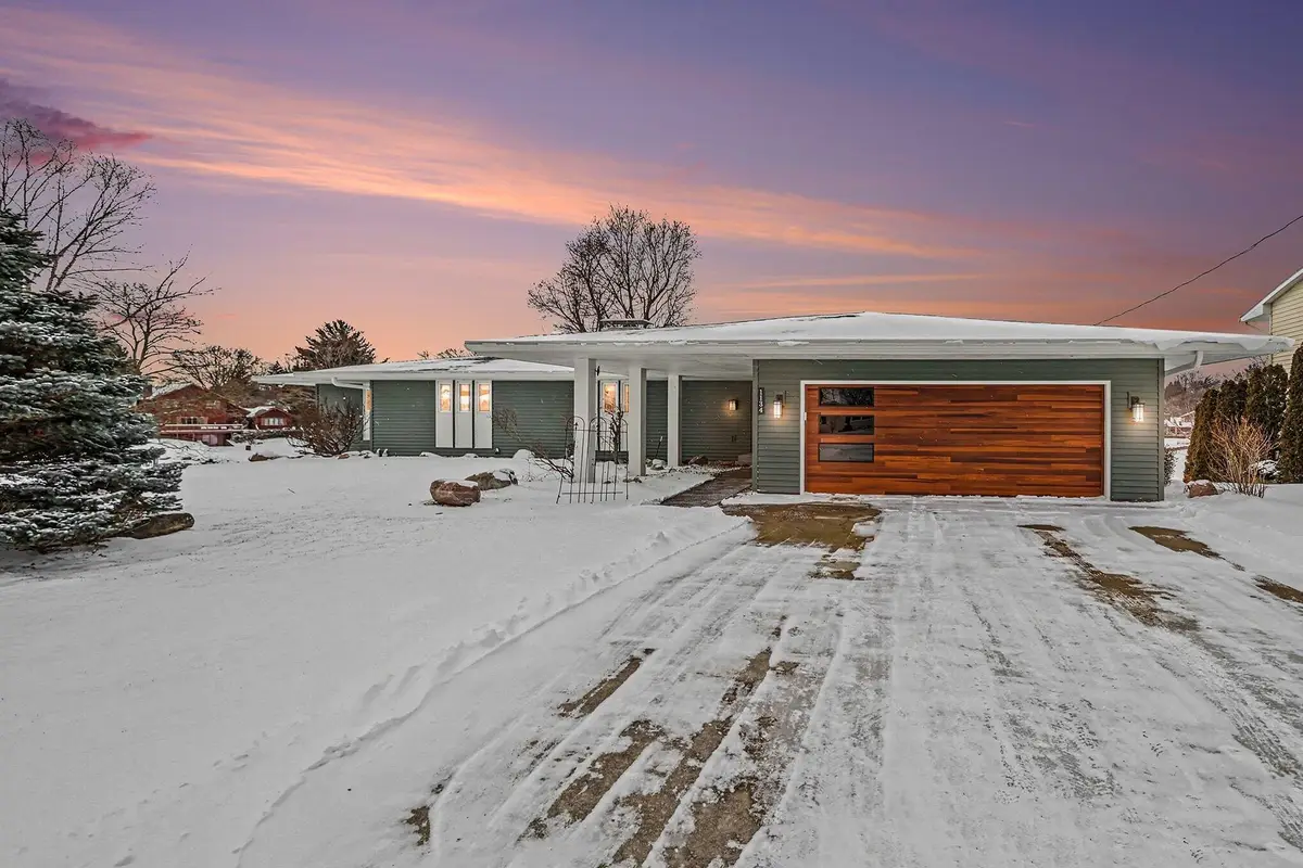 1134 S Lakeside Drive S, Battle Creek, MI 49015 - #1