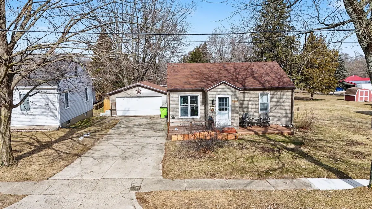 1008 W Grove Street, Greenville, MI 48838 - #1