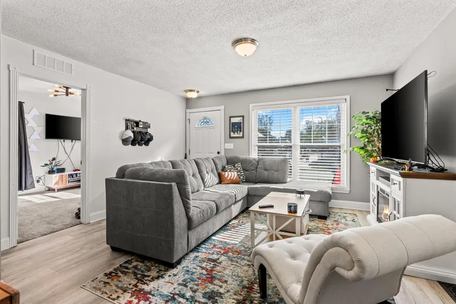 985 E Jarvis Avenue, Hazel Park, MI 48030 - #3