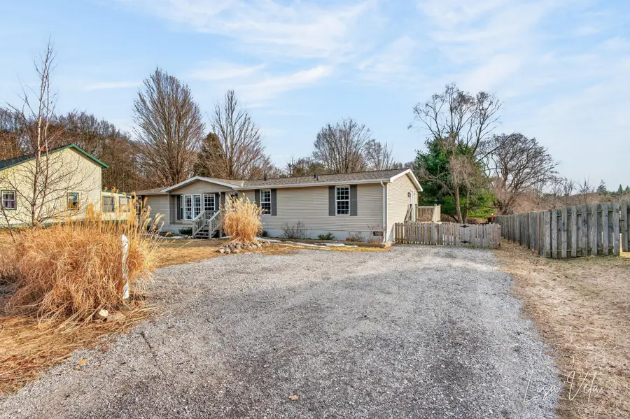 913 E Lewis Street, Whitehall, MI 49461 - #3