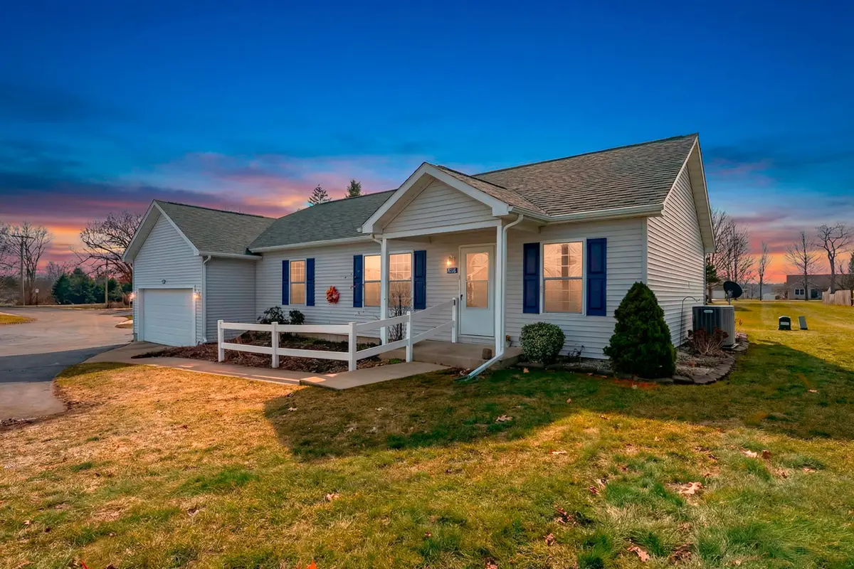 1016 W Villas Drive, Vicksburg, MI 49097 - #1