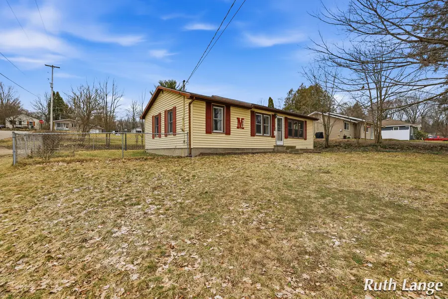 408 Brady Street Nw, Comstock Park, MI 49321 - #2