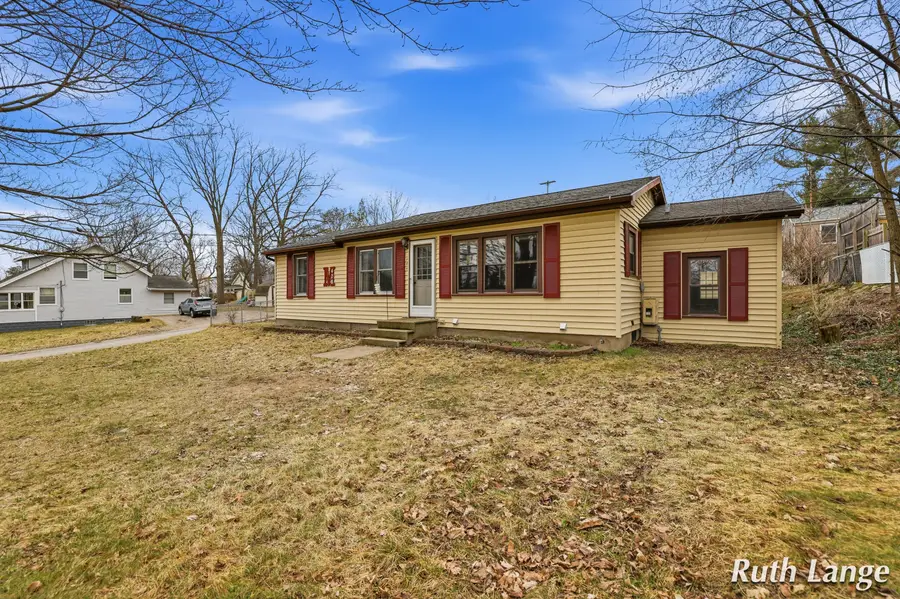 408 Brady Street Nw, Comstock Park, MI 49321 - #3