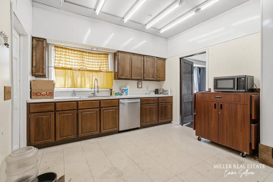 247 S Cressy Street, Freeport, MI 49325 - #3