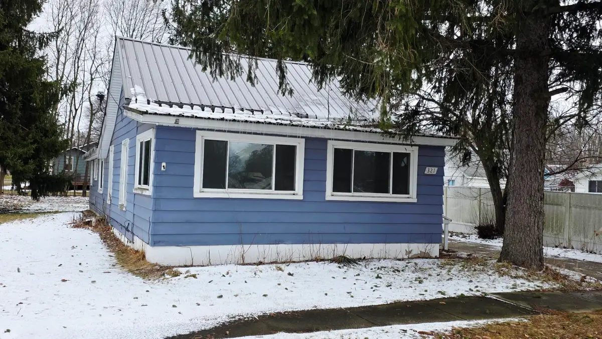 321 S 4th Street, Edmore, MI 48829 - #1