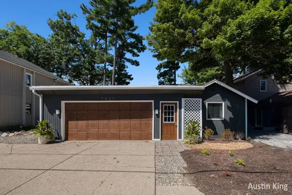 7027 Goldenrod Avenue Ne, Rockford, MI 49341