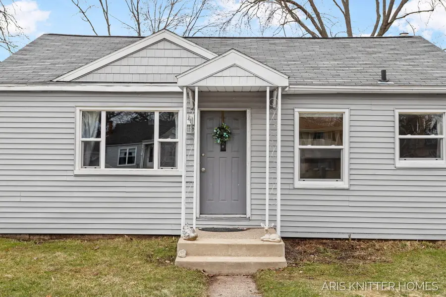 515 NW Ferndale Avenue Nw, Walker, MI 49534 - #2